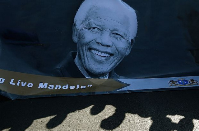 Състоянието на Нелсън Мандела се подобрява