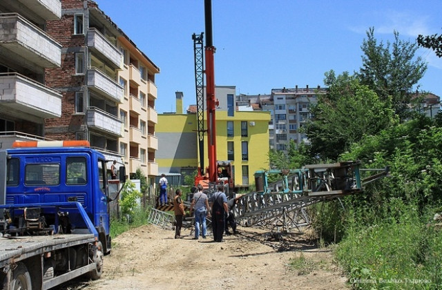 Демонтираха опасния кран до Спортното училище във В. Търново