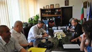 Подписаха договора за довършване на спортната зала