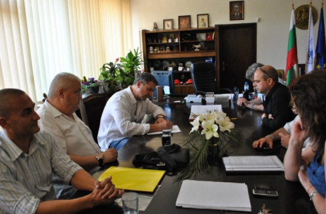 Подписаха договора за довършване на спортната зала