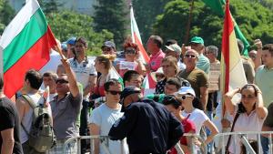 Близо 200 души протестират срещу либерализирането на режима за пушене