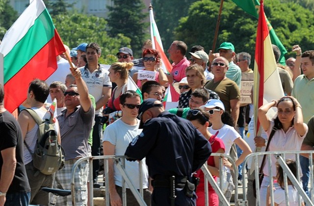 Близо 200 души протестират срещу либерализирането на режима за пушене