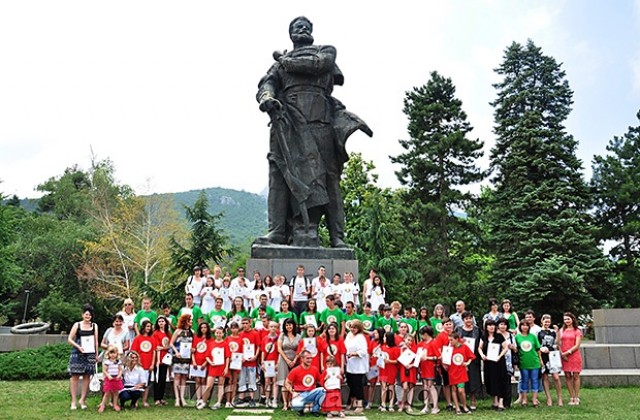 Врачанчета направиха националния флаг