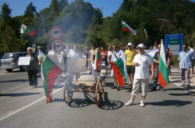 Протестиращи блокираха прохода Шипка с искане за оставка на кабинета и промени в избирателния закон