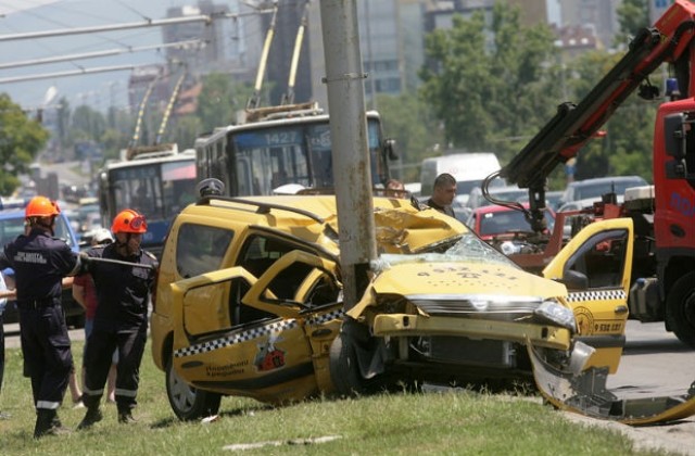 Такси се вряза в стълб на Цариградско шосе, шофьорът загина