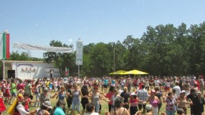 Хоро се изви край манастира 2годишна певица от Хотница е