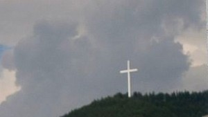 Освещават 33метровия кръст