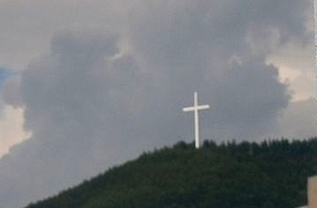Освещават 33-метровия кръст