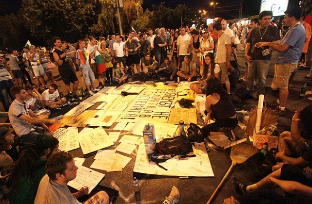 Хиляди излязоха отново на протести в цялата страна