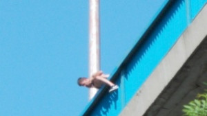 Младежът който скочи от Аспаруховия мост почина