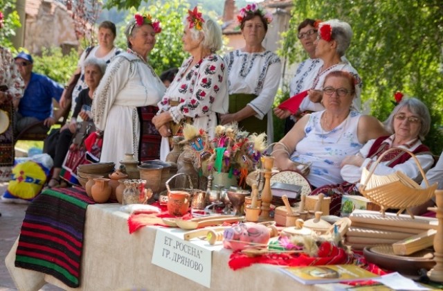 Хора от третата възраст на събор в Дряново