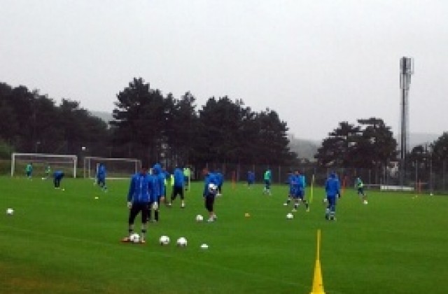 Левски тренира в дъжд и студ, футболист на „сините“ се прибира в София