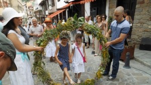 Малки и големи си пожелаха здраве под еньовски венец на