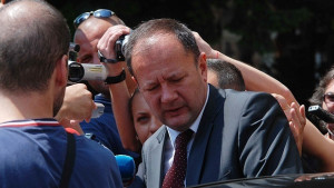 Миков Уволненият замминистър на МВР засега остава депутат