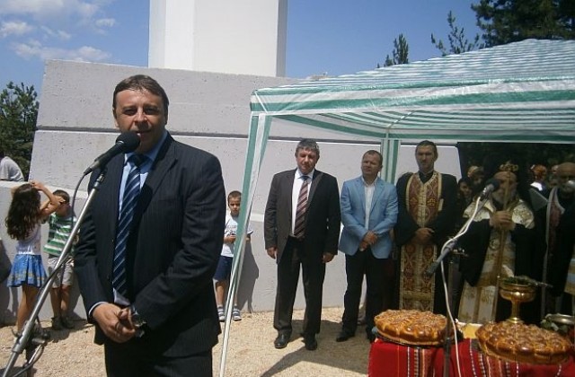 Осветиха 33-метровия кръст над  Благоевград