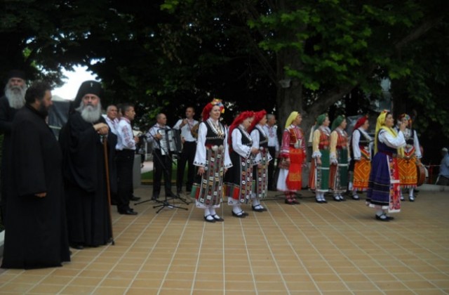 Дядо Кирил отслужи молебен за здраве и душевно спасение