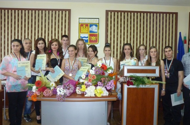 Връчиха дипломите на Випуск’2013 на мездренската гимназия