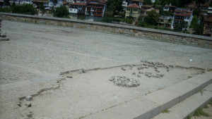 Къртят гранитните блокчета пред Паметника на Асеневци