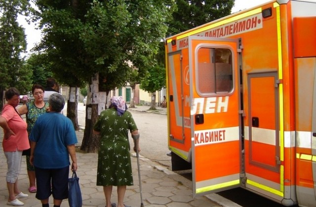 Мобилният стоматологичен кабинет при МБАЛСв. Панталеймон продължава работа