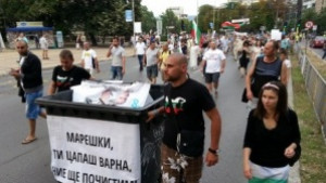Протестът във Варна ден 11 Почистване на плакатите на Марешки