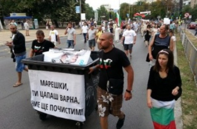 Протестът във Варна, ден 11: Почистване на плакатите на Марешки