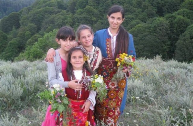 Моми браха билки и пиха  мълчана вода в Делчево