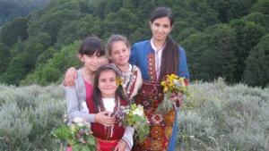 Моми браха билки и пиха мълчана вода в Делчево