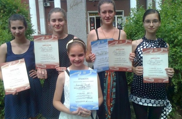 Наградиха младите пианистки на Весела Пенева