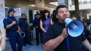 Блокират кръговото кръстовище при полицията