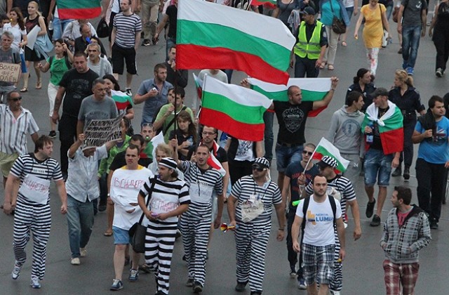 Протестиращите канят На кафе пред парламента