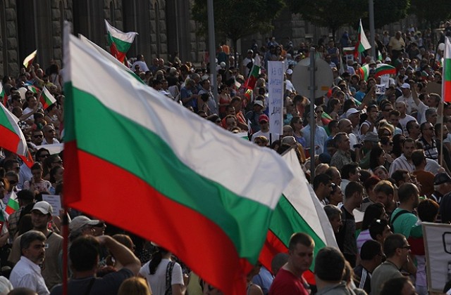 Гардиън: Духът на протеста в Бразилия и Турция обхвана и България