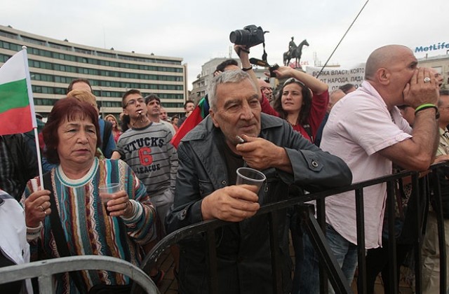Протестиращи „пиха кафе край парламента, депутати отнесоха плювни и ритници