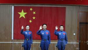 Трима китайски космонавти се завърнаха на Земята след 15 дни