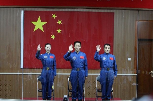 Трима китайски космонавти се завърнаха на Земята след 15 дни в орбита