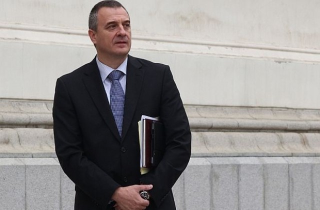 Оставката на кабинета не стои на дневен ред, заяви министър Йовчев