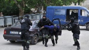 Полицаи арестуваха наркопласьори пред деца