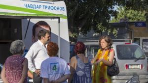 Атрактивно возило на кандидаткмет събира въпроси на избиратели