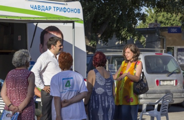 Атрактивно возило на кандидат-кмет събира въпроси на избиратели