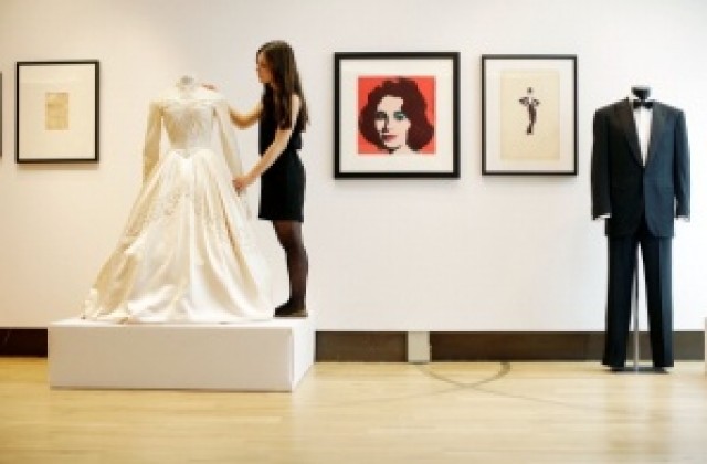 Продадоха сватбена рокля на Лиз Тейлър за $ 188 000