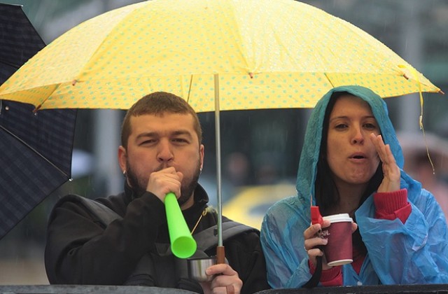 Протестиращи втори ден „пиха кафе” пред парламента