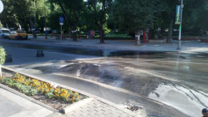 ВиК тръба се спука в центъра половин Варна без вода