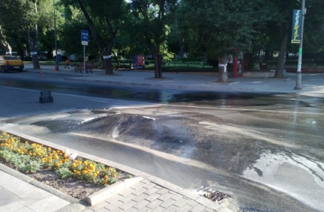 ВиК тръба се спука в центъра, половин Варна без вода