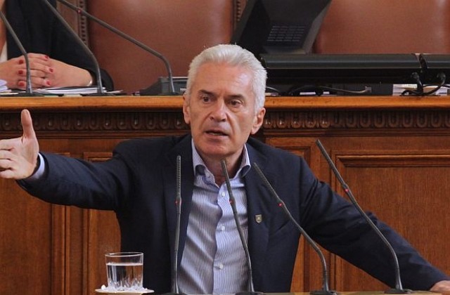 Сидеров обвини медии, че работят в помощ на превратаджиите