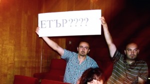 Фенове опънаха плакат в Общинския съвет Ботев Дебелец свиква събрание