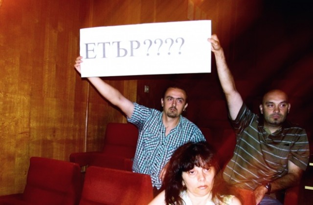 Фенове опънаха плакат в Общинския съвет, Ботев- Дебелец свиква събрание на 17 юли