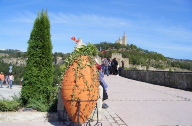Фирмата изпълнител ще плаща плочките пред Царевец, ако се окажат негодни