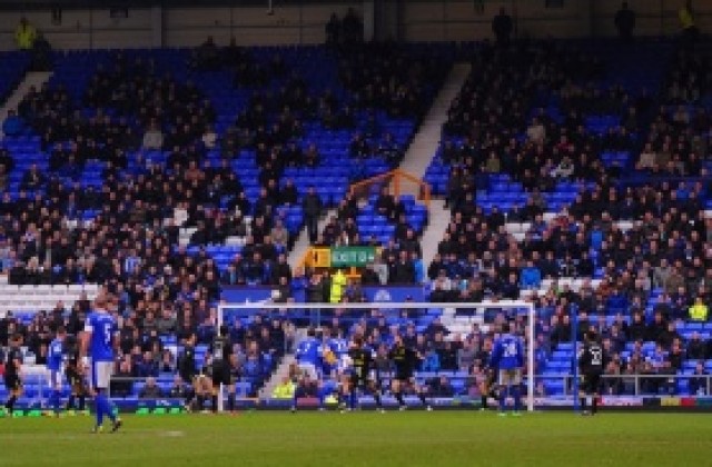 Евертън тръгна против феновете си с новите екипи