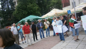 Шумният протест макар и малоброен огласи централните улици на Габрово
