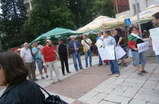 Шумният протест, макар и малоброен, огласи централните улици на Габрово