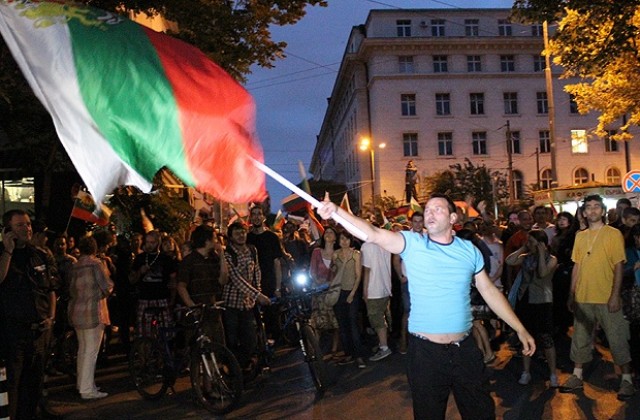 Многолюден протест в столицата за 14-ти пореден ден